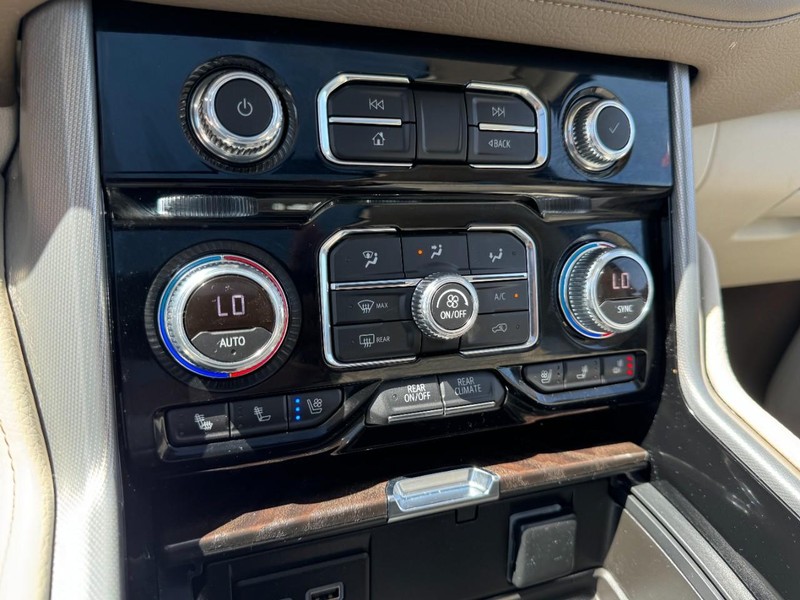 GMC Yukon XL Vehicle Full-screen Gallery Image 16