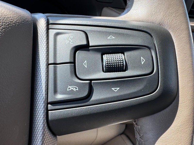 GMC Yukon XL Vehicle Full-screen Gallery Image 18