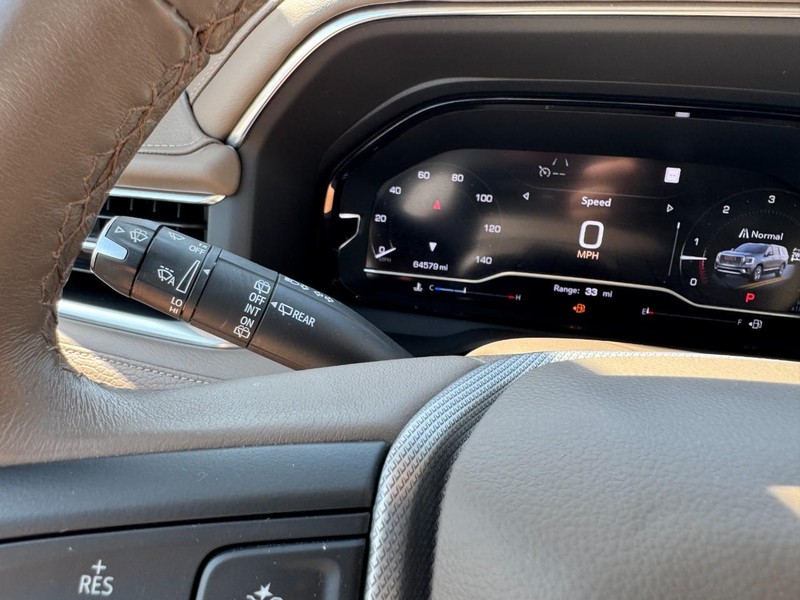GMC Yukon XL Vehicle Full-screen Gallery Image 19