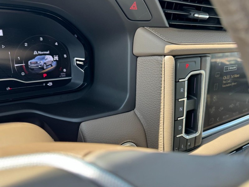 GMC Yukon XL Vehicle Full-screen Gallery Image 20
