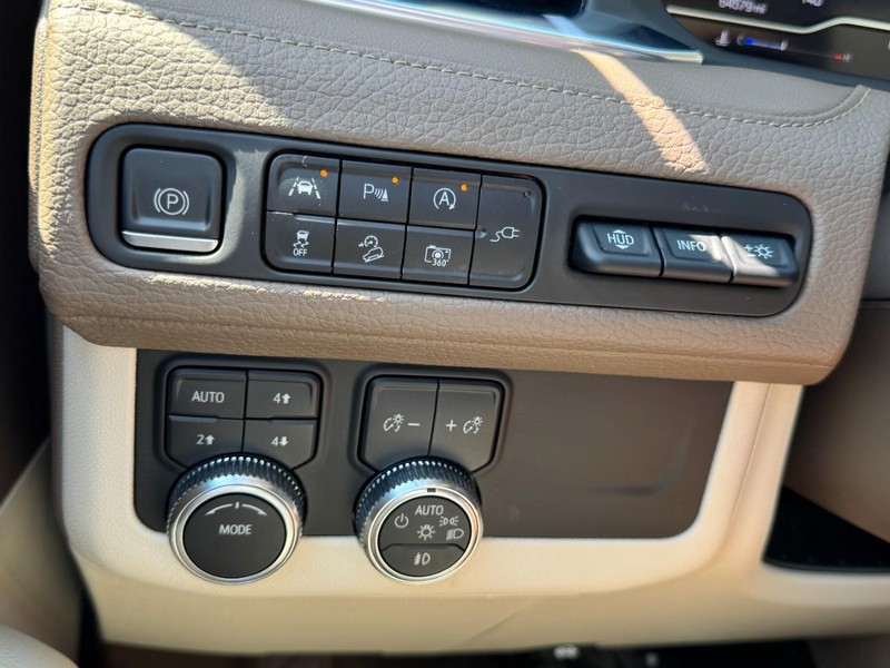 GMC Yukon XL Vehicle Full-screen Gallery Image 21