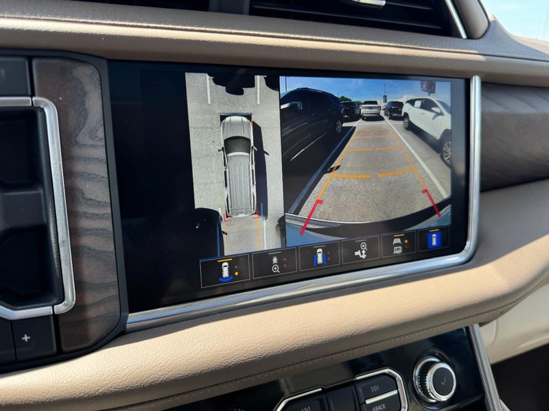 GMC Yukon XL Vehicle Full-screen Gallery Image 23
