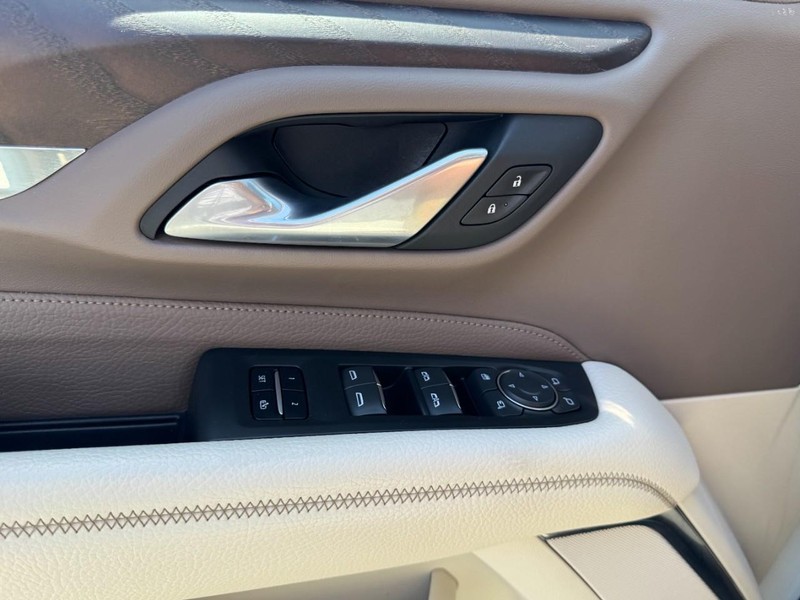 GMC Yukon XL Vehicle Full-screen Gallery Image 24