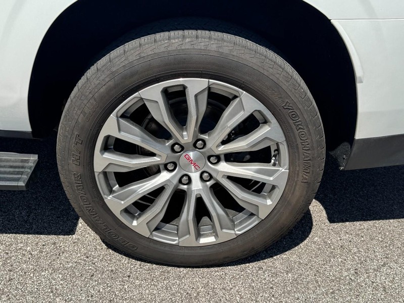 GMC Yukon XL Vehicle Full-screen Gallery Image 26