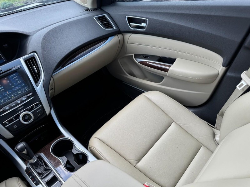 Acura TLX Vehicle Full-screen Gallery Image 11