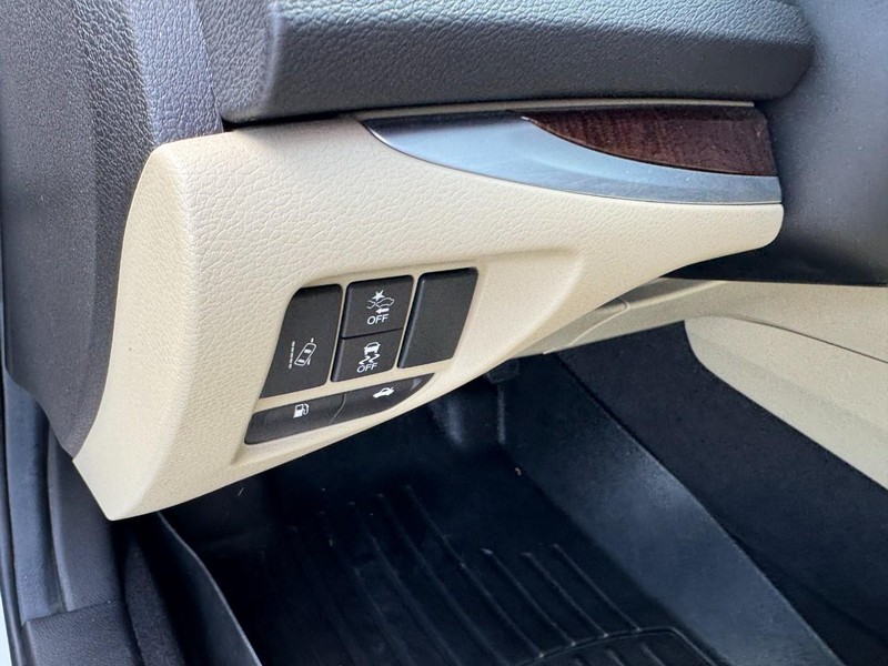Acura TLX Vehicle Full-screen Gallery Image 14