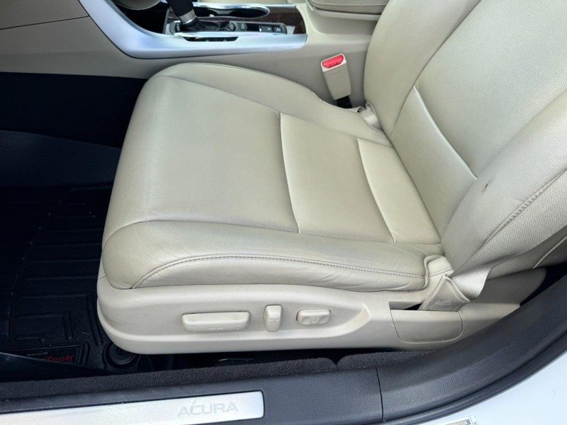 Acura TLX Vehicle Full-screen Gallery Image 26