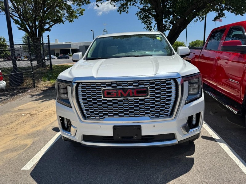 GMC Yukon Vehicle Full-screen Gallery Image 02