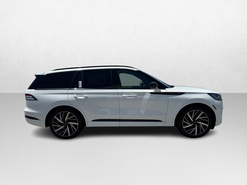 Lincoln Aviator Vehicle Full-screen Gallery Image 04
