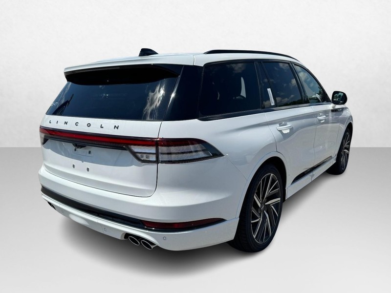 Lincoln Aviator Vehicle Full-screen Gallery Image 05
