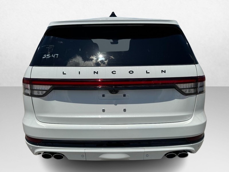 Lincoln Aviator Vehicle Full-screen Gallery Image 06