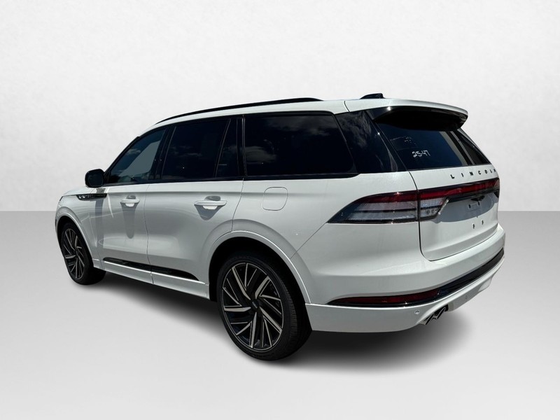 Lincoln Aviator Vehicle Full-screen Gallery Image 07