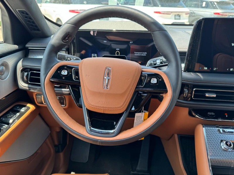 Lincoln Aviator Vehicle Full-screen Gallery Image 10