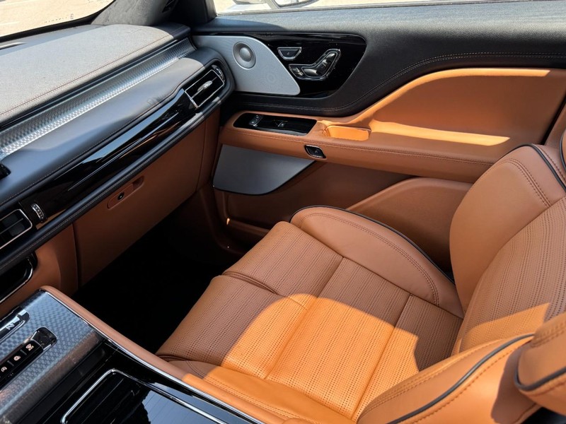 Lincoln Aviator Vehicle Full-screen Gallery Image 11