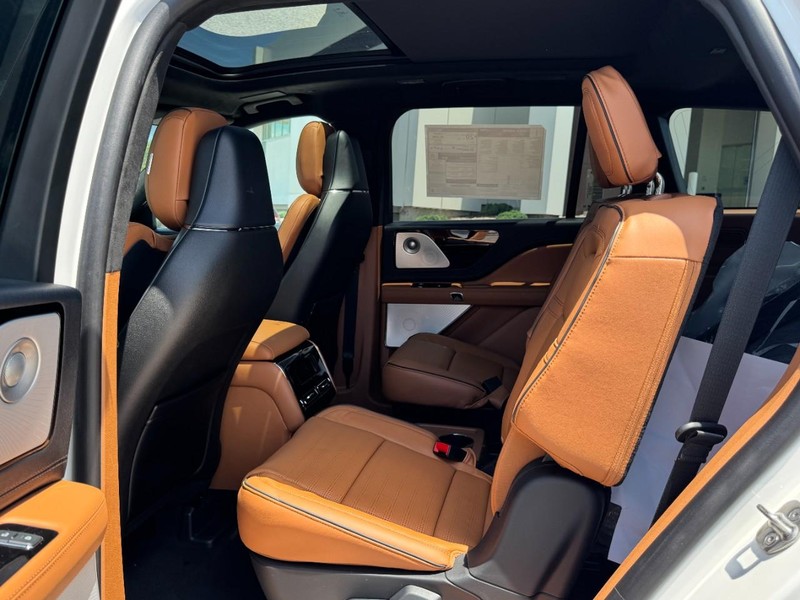 Lincoln Aviator Vehicle Full-screen Gallery Image 12
