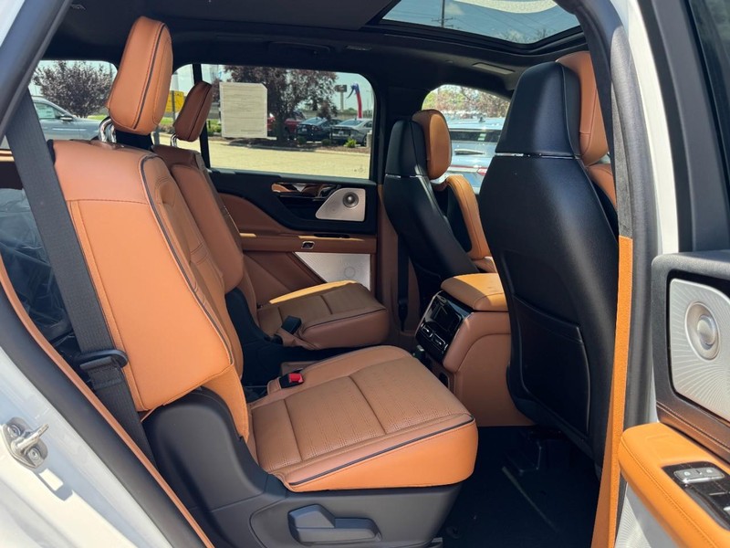 Lincoln Aviator Vehicle Full-screen Gallery Image 13