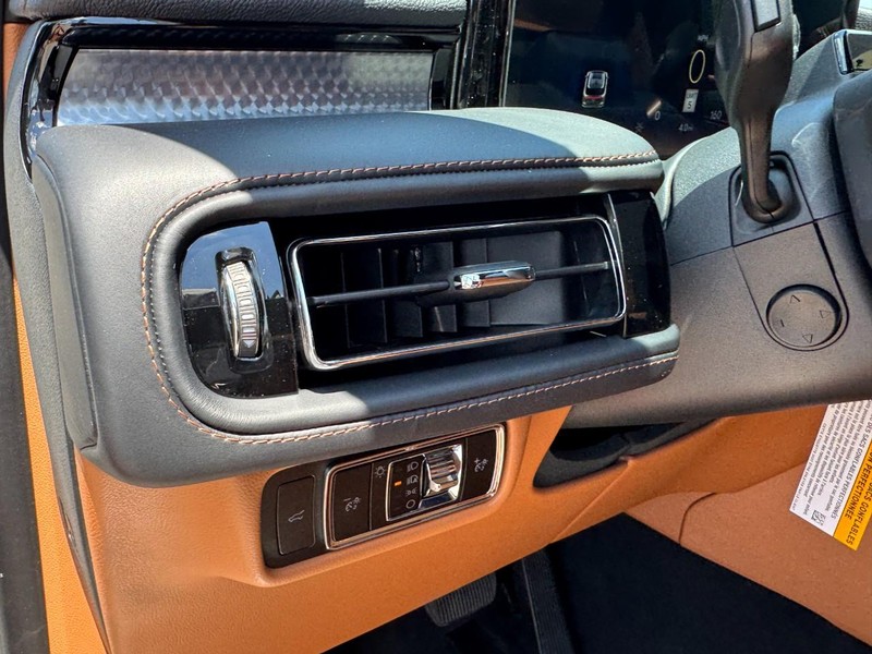 Lincoln Aviator Vehicle Full-screen Gallery Image 14