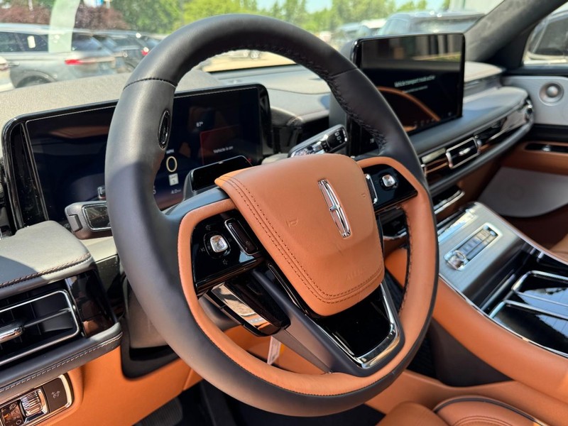 Lincoln Aviator Vehicle Full-screen Gallery Image 15