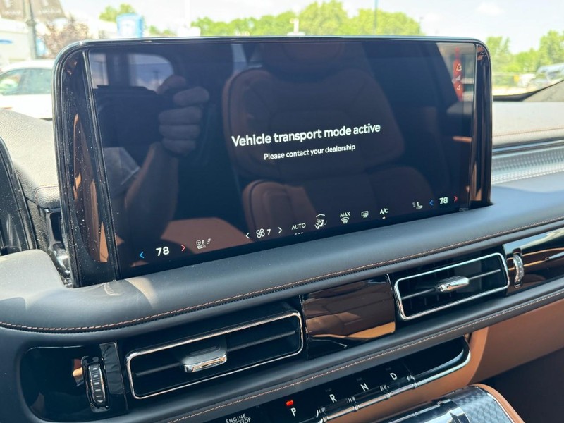 Lincoln Aviator Vehicle Full-screen Gallery Image 16