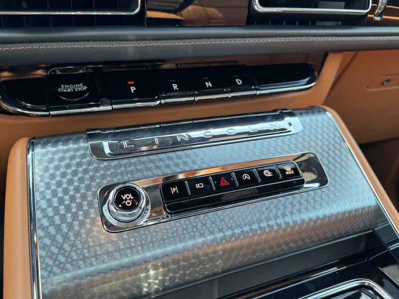 Lincoln Aviator Vehicle Full-screen Gallery Image 17