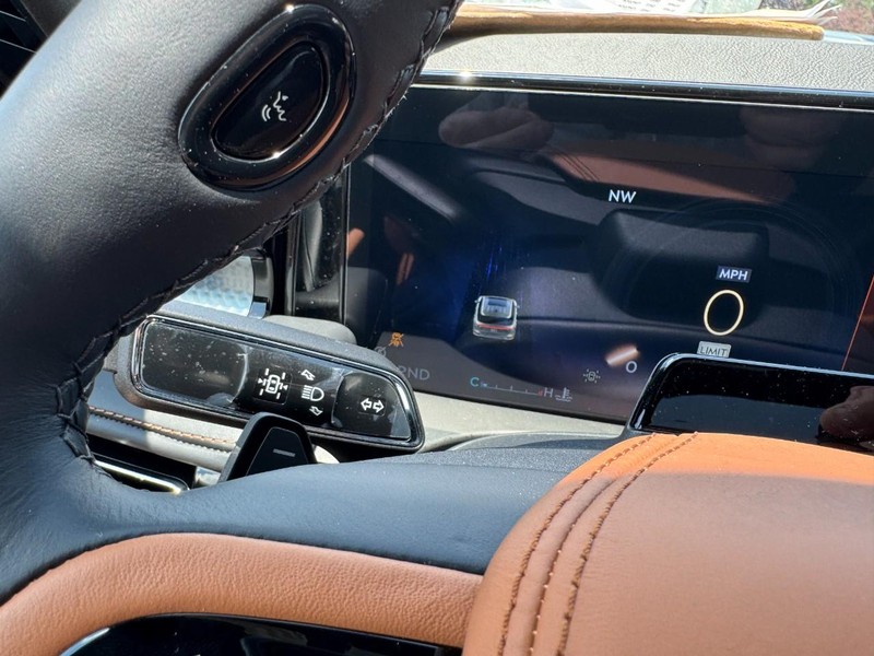 Lincoln Aviator Vehicle Full-screen Gallery Image 20