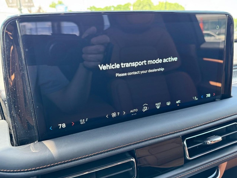 Lincoln Aviator Vehicle Full-screen Gallery Image 23