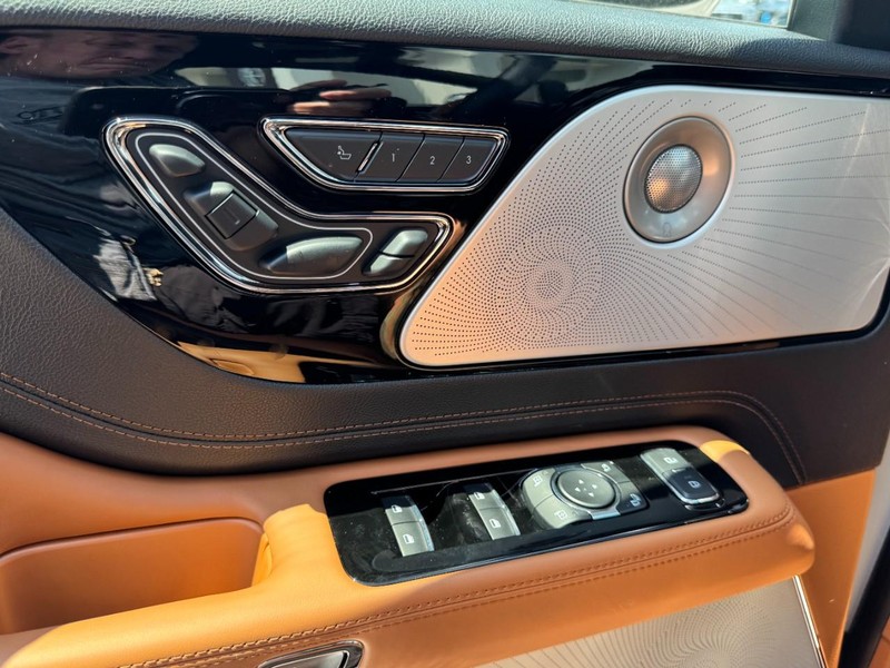 Lincoln Aviator Vehicle Full-screen Gallery Image 25