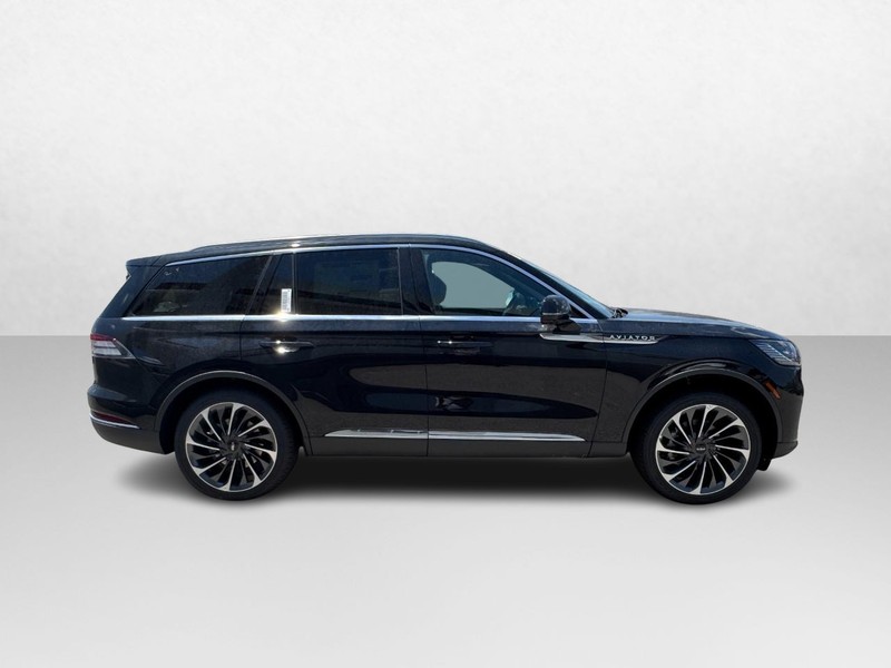 Lincoln Aviator Vehicle Full-screen Gallery Image 04