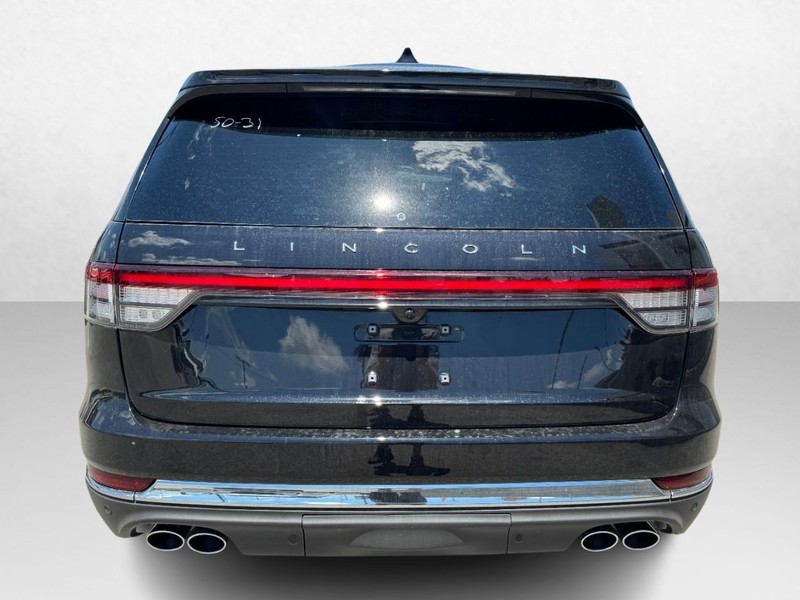 Lincoln Aviator Vehicle Full-screen Gallery Image 06