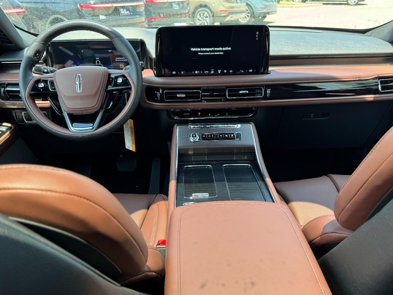 Lincoln Aviator Vehicle Full-screen Gallery Image 09