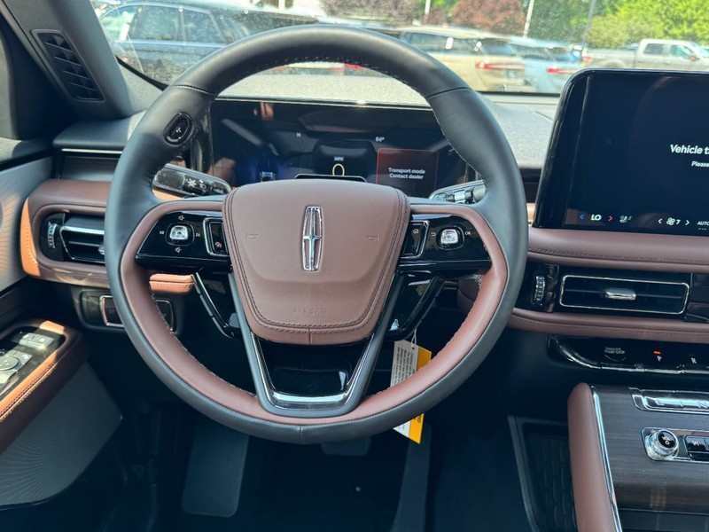 Lincoln Aviator Vehicle Full-screen Gallery Image 10