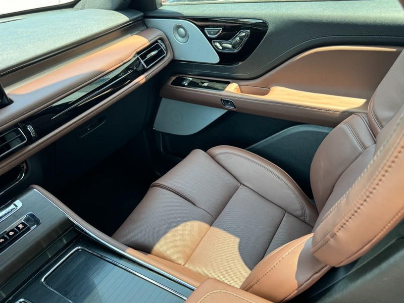 Lincoln Aviator Vehicle Full-screen Gallery Image 11