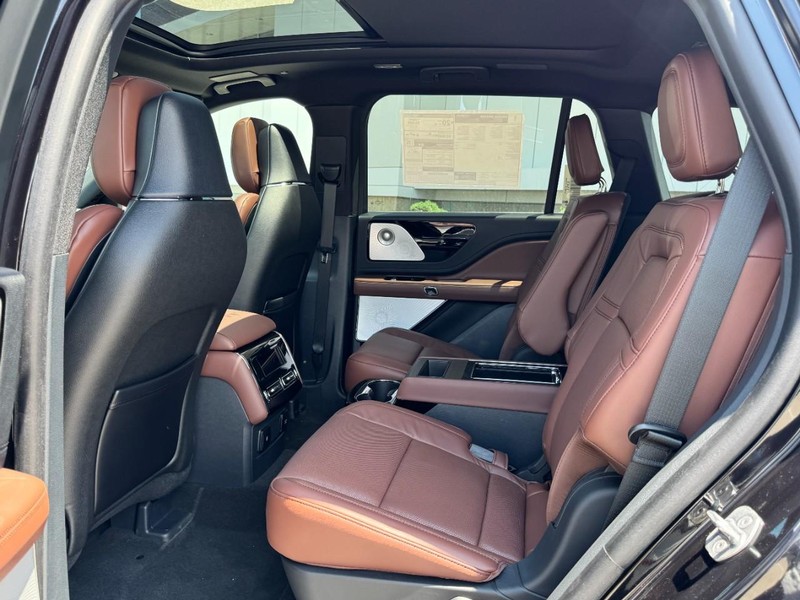 Lincoln Aviator Vehicle Full-screen Gallery Image 12