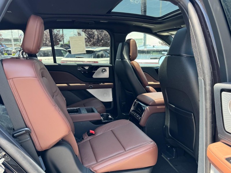 Lincoln Aviator Vehicle Full-screen Gallery Image 13