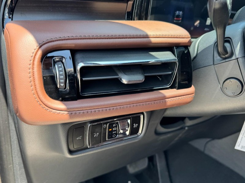 Lincoln Aviator Vehicle Full-screen Gallery Image 14
