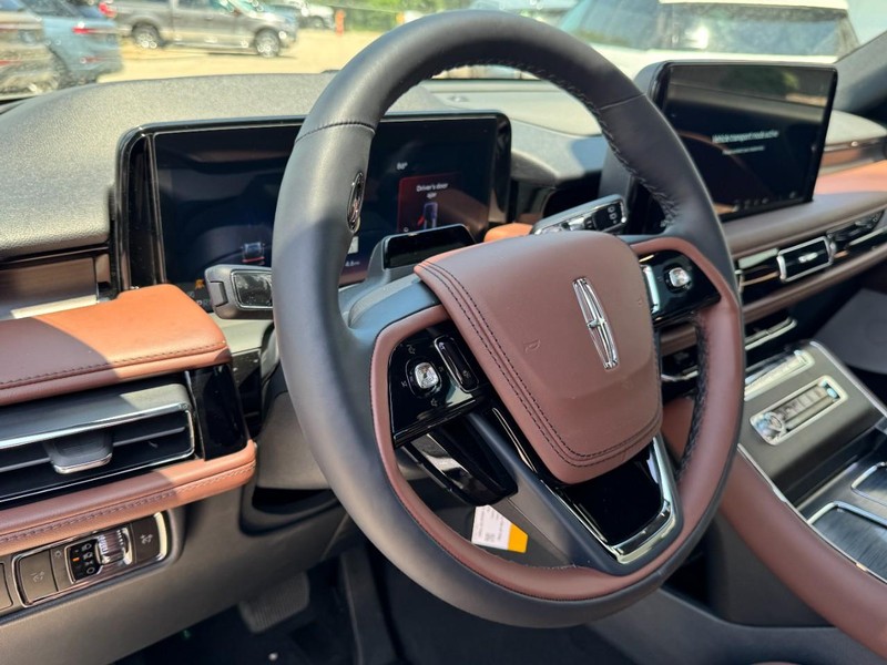 Lincoln Aviator Vehicle Full-screen Gallery Image 15