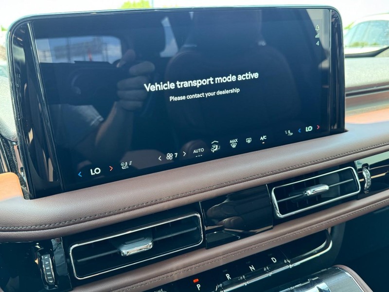 Lincoln Aviator Vehicle Full-screen Gallery Image 16