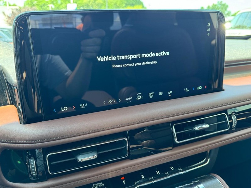 Lincoln Aviator Vehicle Full-screen Gallery Image 23