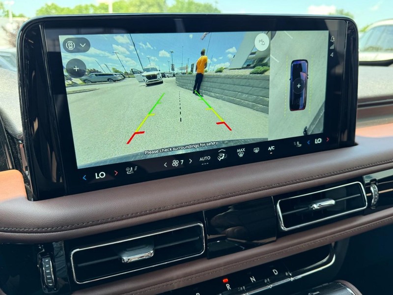 Lincoln Aviator Vehicle Full-screen Gallery Image 24