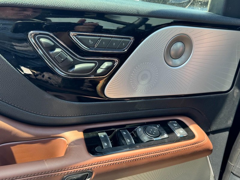 Lincoln Aviator Vehicle Full-screen Gallery Image 25