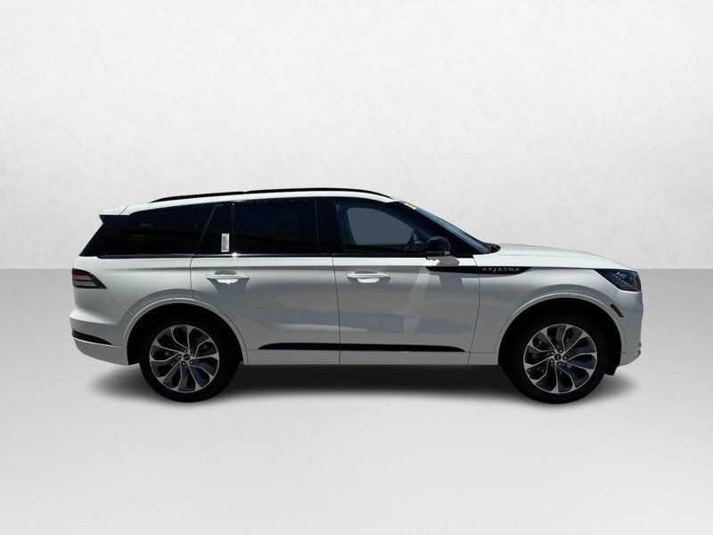 Lincoln Aviator Vehicle Full-screen Gallery Image 04