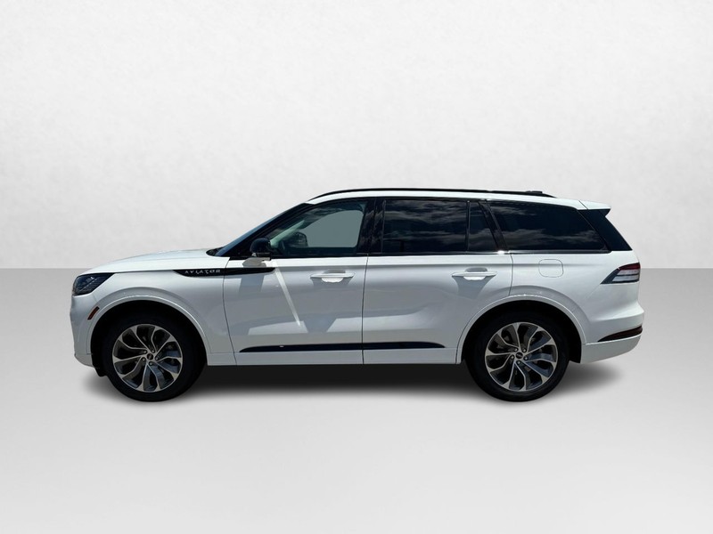 Lincoln Aviator Vehicle Full-screen Gallery Image 08