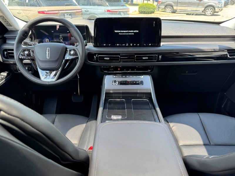 Lincoln Aviator Vehicle Full-screen Gallery Image 09