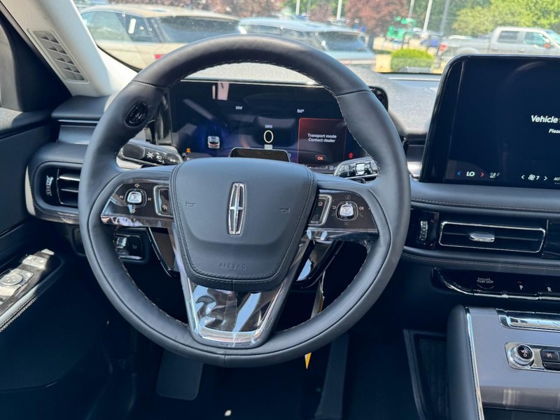 Lincoln Aviator Vehicle Full-screen Gallery Image 10