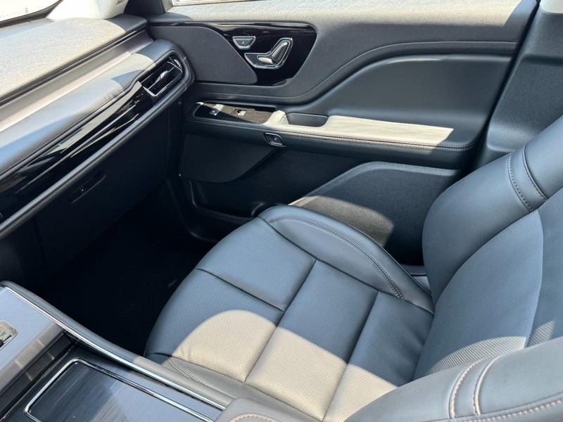 Lincoln Aviator Vehicle Full-screen Gallery Image 11