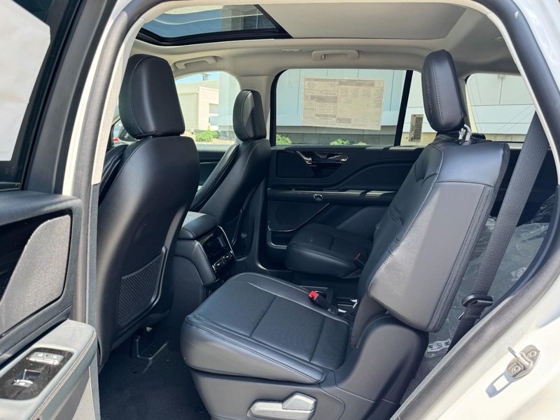 Lincoln Aviator Vehicle Full-screen Gallery Image 12