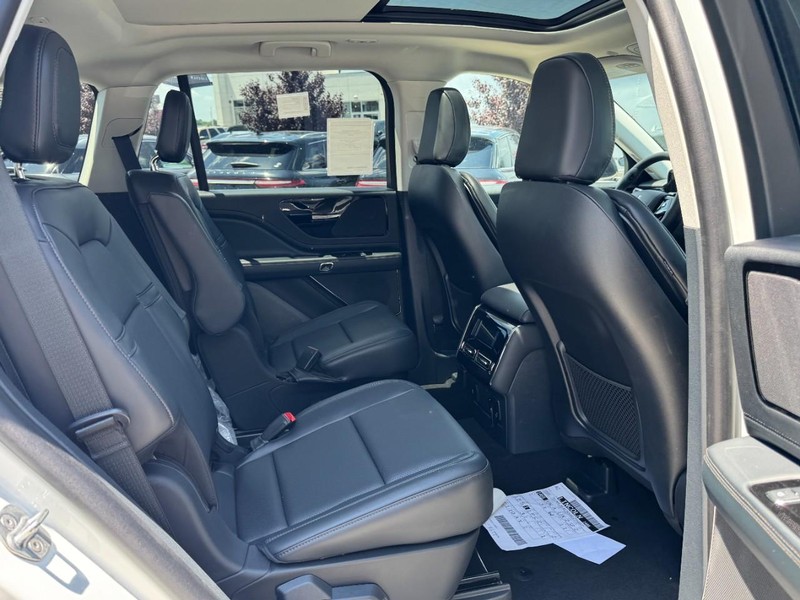 Lincoln Aviator Vehicle Full-screen Gallery Image 13