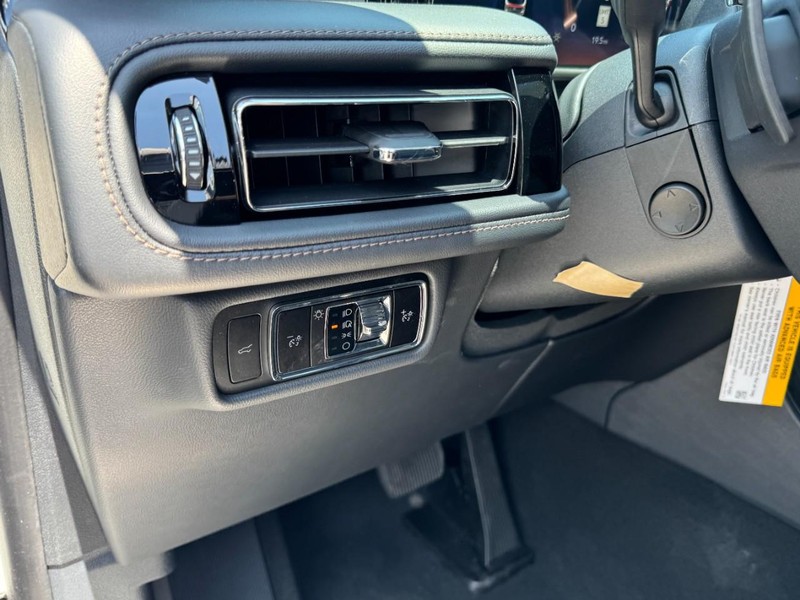 Lincoln Aviator Vehicle Full-screen Gallery Image 14