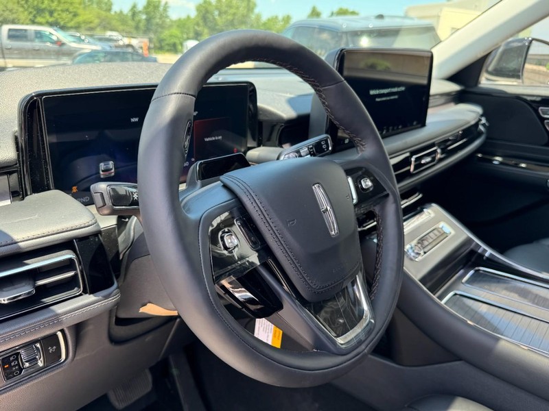 Lincoln Aviator Vehicle Full-screen Gallery Image 15