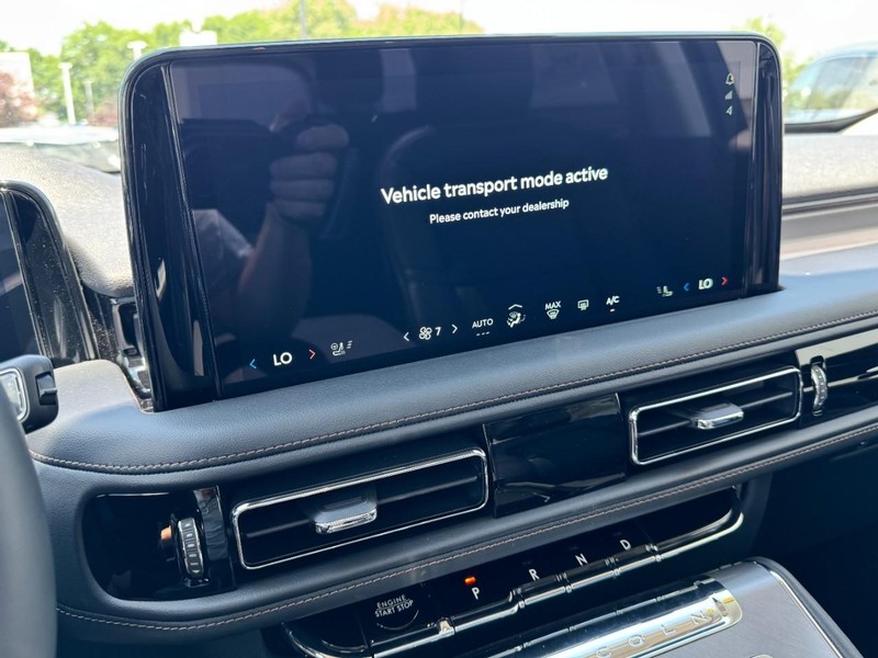 Lincoln Aviator Vehicle Full-screen Gallery Image 16